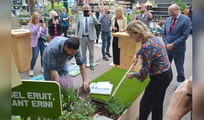 <p>De minister verruilt een tegel voor een plant. Deze foto stond op de voorpagina van Hart van Zuidplas vorige week.</p>