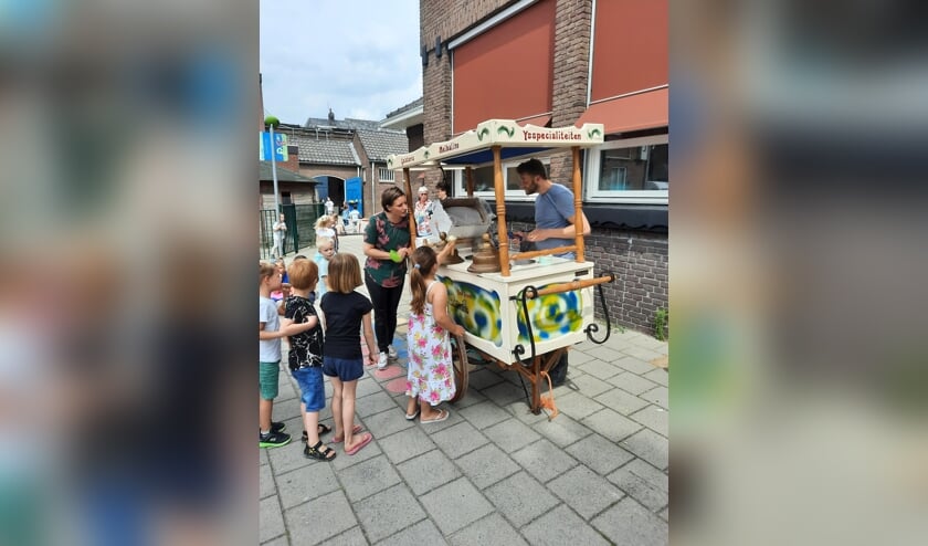 <p>Merino zet de ijskar nu in, zoals hier bij de Theo Thijssenschool, zolang de zaak aan de Nesse door werkzaamheden aan de hefbrug niet te bereiken is.</p>