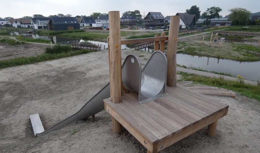 <p>De grote glijbaan kijkt uit over de Glasparel.</p>