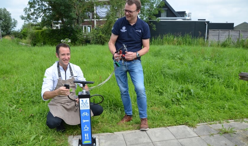 <p>Erwin van Munsteren (links) en Guido Boxhoorn van Wielaard bij de fietsreparatiepaal.</p>