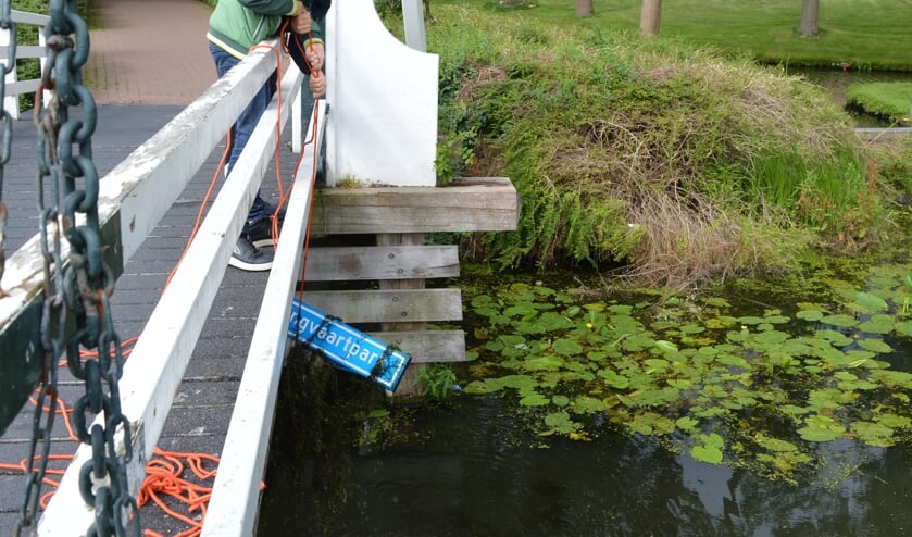 <p>Het bord met paal is 'meer dan een jaar geleden' in het water gegooid, wisten de magneetvissers.</p>