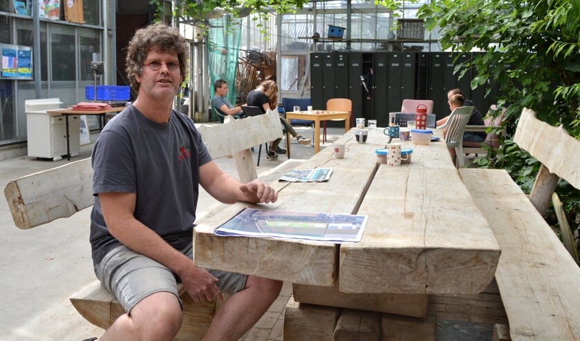 <p>Zorgkweker Corstiaan Oudijk sloopt zijn kassen pas als hij een nieuwe plek heeft voor zijn bomen en cliënten.</p>