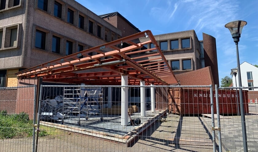 <p>De stalen luifel van het voormalige gemeentehuis ligt inmiddels in stukken, klaar voor hergebruik.</p>