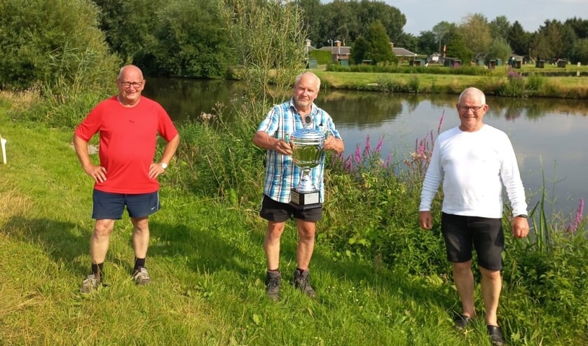 <p>Peter Kusters (midden) koestert de cup met grote oren. Andere winnaars zijn Koos van Herk en Gerard Vreeburg.</p>