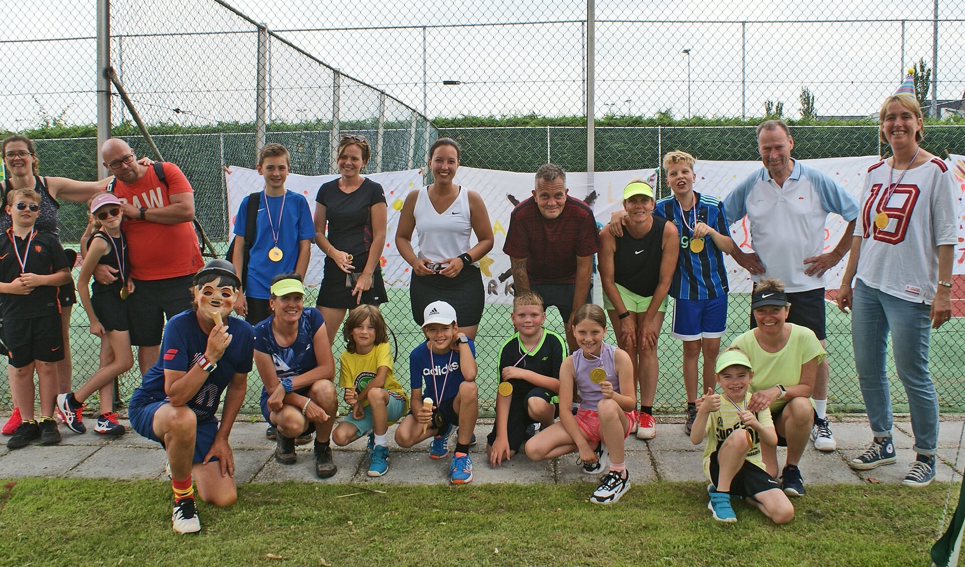 Veel belangstelling voor het (groot)ouder-kindtoernooi tijdens de jubileumdag van de 50+1-jarige tennisvereniging.