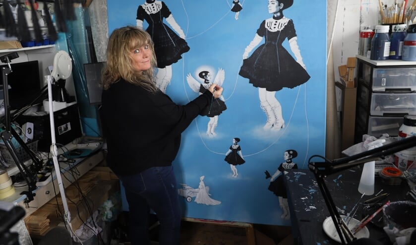 Birgitta Sundström Jansdotter heeft een deel van de huiskamer om moeten toveren tot atelier.
