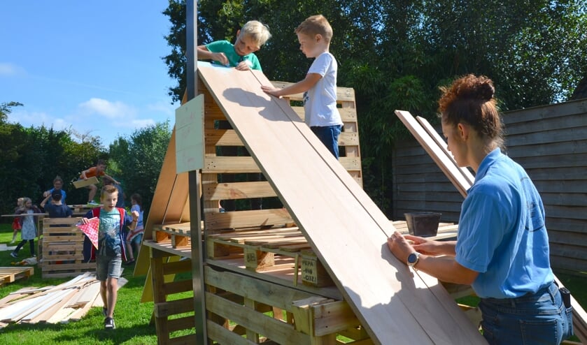 <p>Vrijwilliger Darinka Roth met een deel van haar team aan het werk aan 'De zieke pop', een ziekenhuis voor knuffels.</p>
