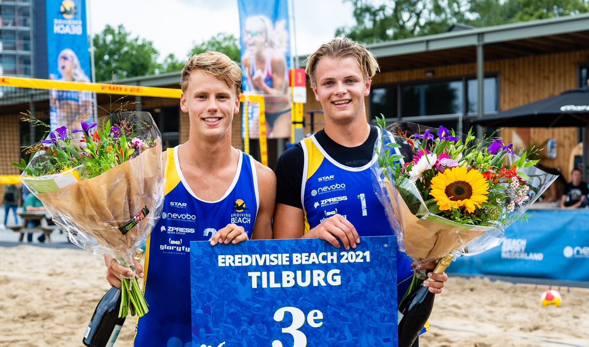 Sam van der Loo (links) en Rik Damen (rechts) behaalden in Tilburg voor het eerst een podiumplaats in de eredivisie beachvolleybal.