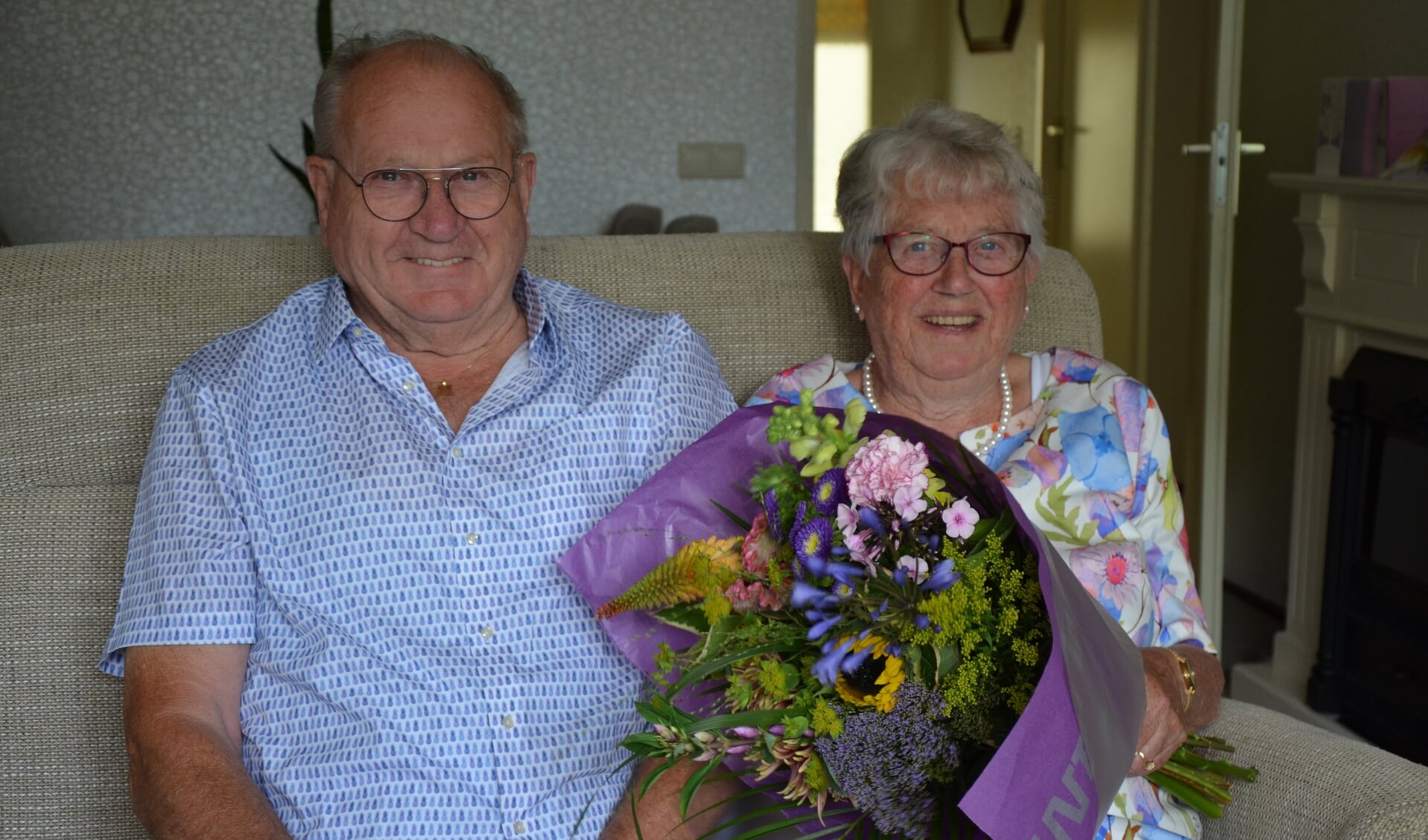 Het echtpaar Van Luinen ontving van burgemeester Nieuwenhuis een bos bloemen.