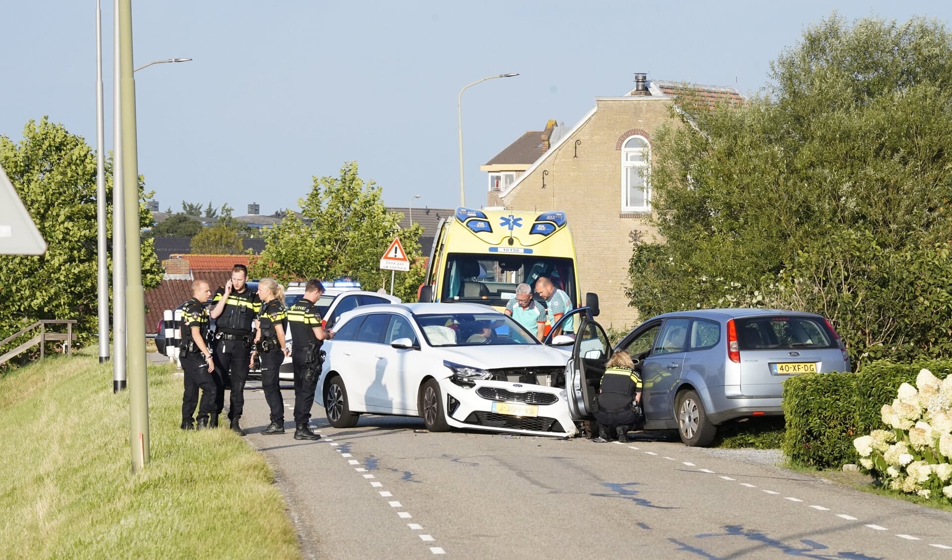 Een ongeval op de Schielandse Hoge Zeedijk West in Moordrecht. Hier kwamen donderdag 16 september twee auto's met elkaar in botsing.