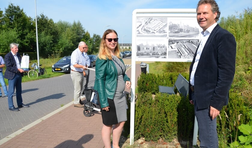 <p>Wethouder Kirsten Schippers en Otto Kempkes onthullen samen het fotopaneel naast de vertelbank. (foto en artikel: Nicole Lamers)</p>
