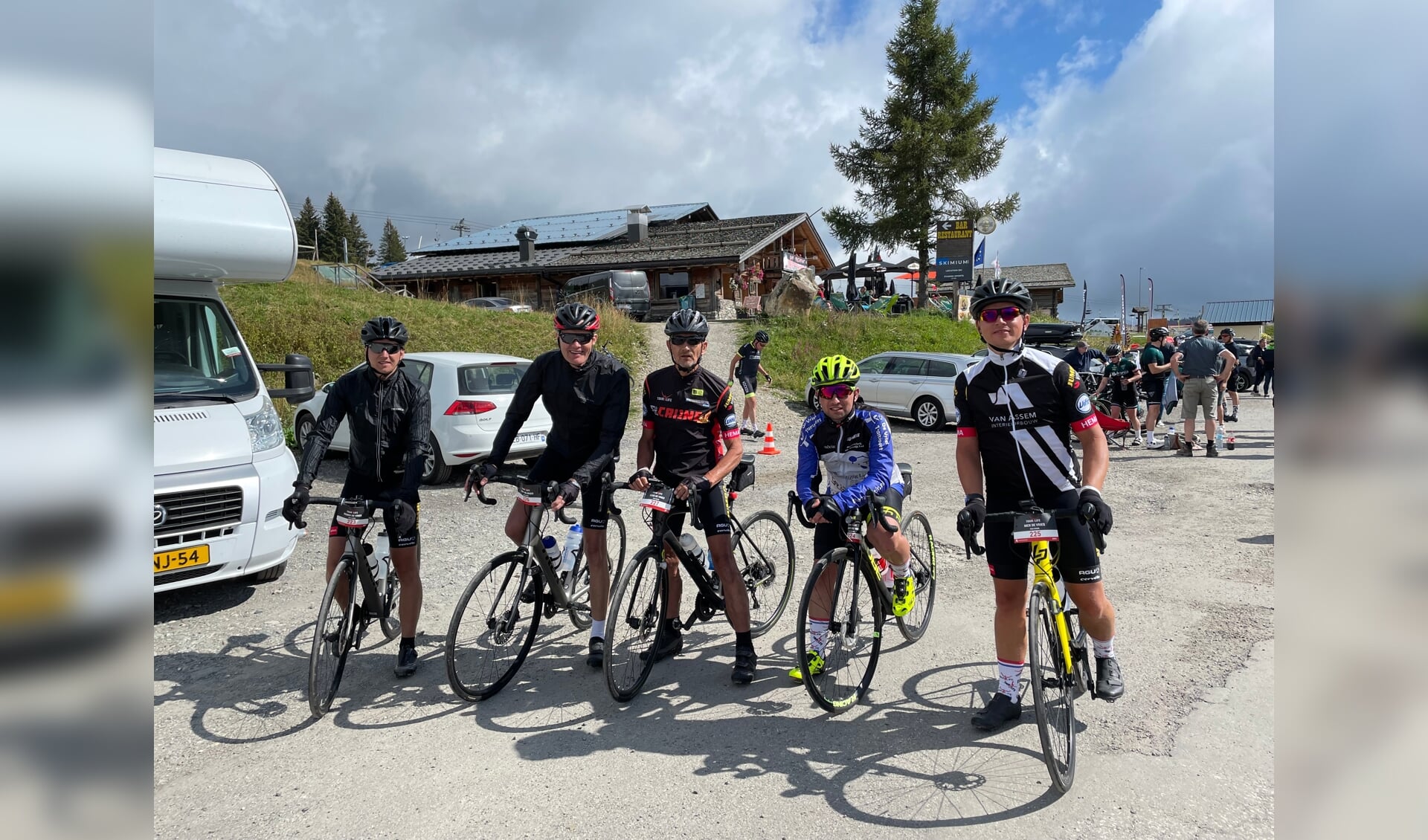 De vier Zevenhuizenaren en een Moerkapellenaar keerden zondag terug na hun fietstocht uit Italië.