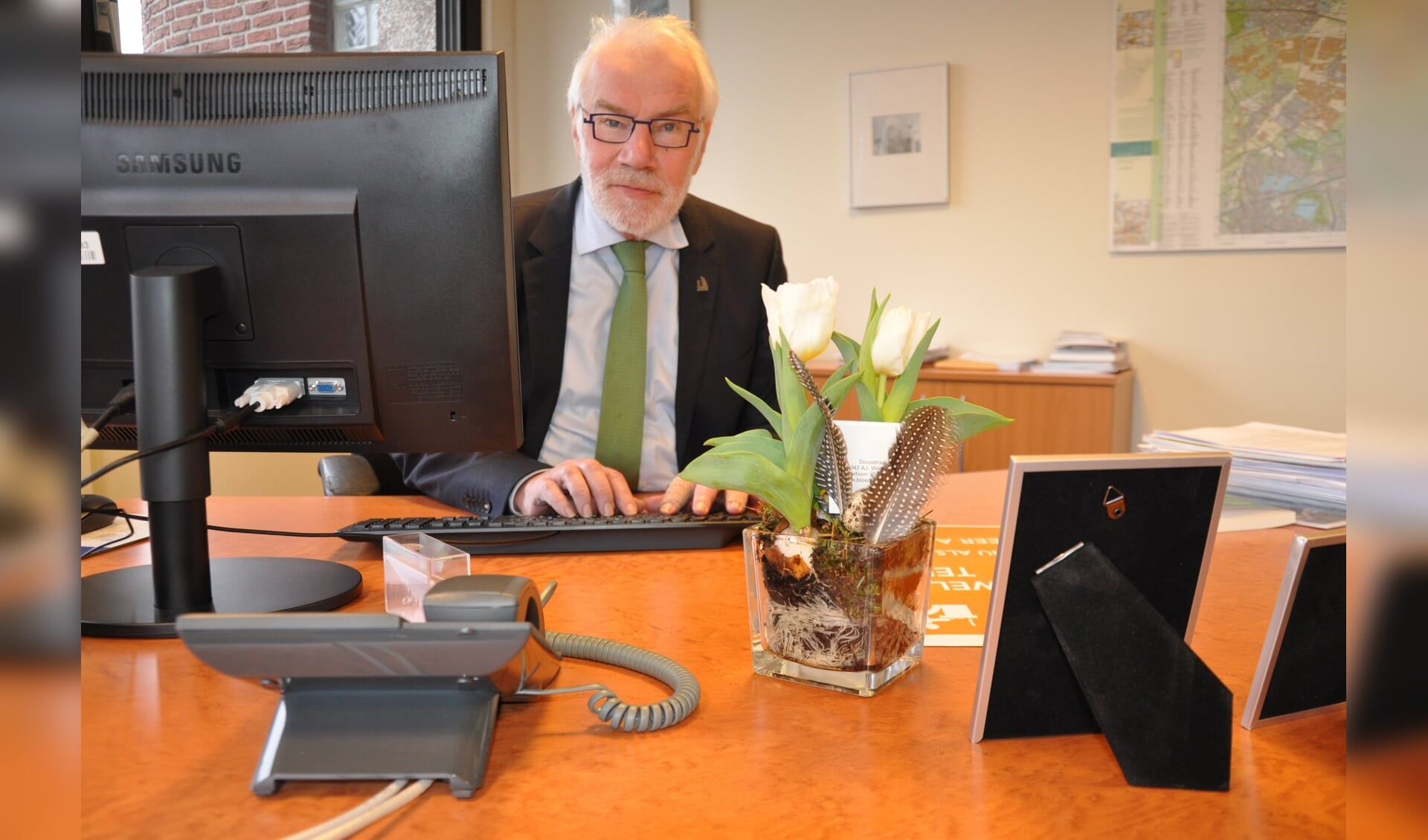 Wijlen Bert Cremers, hier nog als burgmeester van Waddinxveen achter zijn bureau in 2017. (archieffoto: Hart van Holland) 