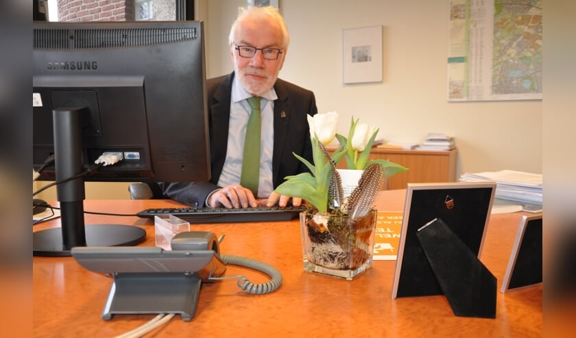 <p>Wijlen Bert Cremers, hier nog als burgmeester van Waddinxveen achter zijn bureau in 2017. (archieffoto: Hart van Holland) </p>