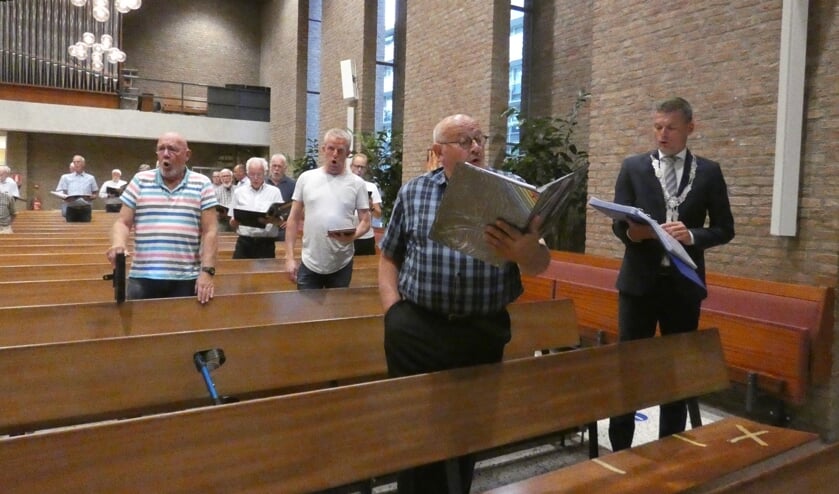 <p>De heren van de Gouwestem mochten eindelijk weer met elkaar zingen. (foto en tekst: Annette van den Berg)</p>