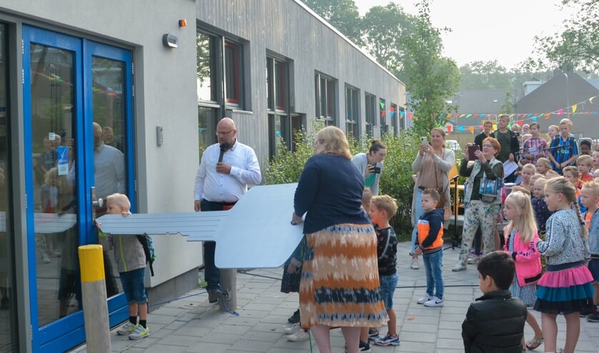 <p>De officiële opening waarbij de wethouder geholpen werd door Ezra Moerland.</p>