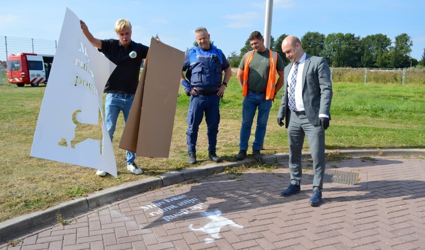 <p>Met een natuurverf op basis van melkeiwit, deponeerde de wethouder zijn boodschap maandag op straat.</p>