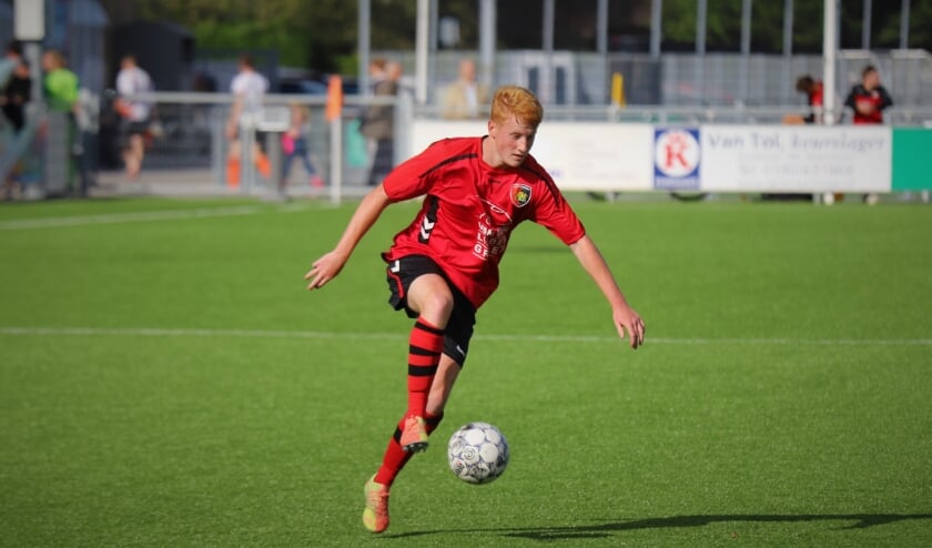 <p>Rick Sleeuwenhoek kroonde zichzelf als matchwinnaar door het winnende doelpunt te maken. (foto: archief HvH)</p>