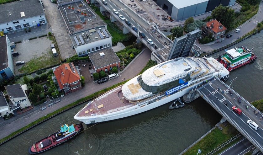 <p>Het was passen en meten bij de Coenecoopbrug. (foto: 112hm.nl)</p>