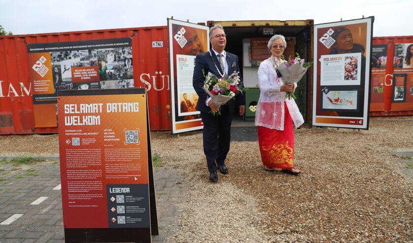<p>Lies de Fretes, die als jong meisje naar Nederland kwam, opende met burgemeester Weber de tentoonstelling. (tekst en foto: Erik van Leeuwen)</p>