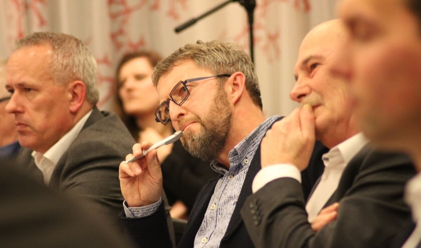 <p>Halvard Jan Hettema, hier aandachtig luisterend en met de pen in de mond. (Archieffoto HvH/ tekst: Erik van Leeuwen) </p>