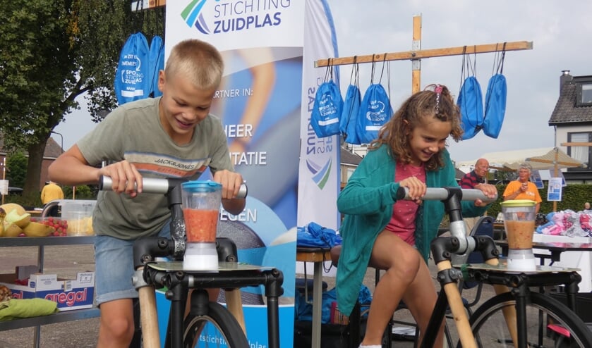 <p>Marijn en Aneta trappen fruit tot een smoothie.</p>