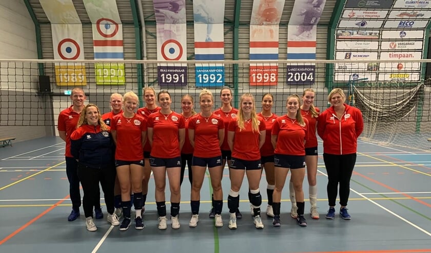 De vrouwen van ZVH zaterdag na de zege op VSTS.