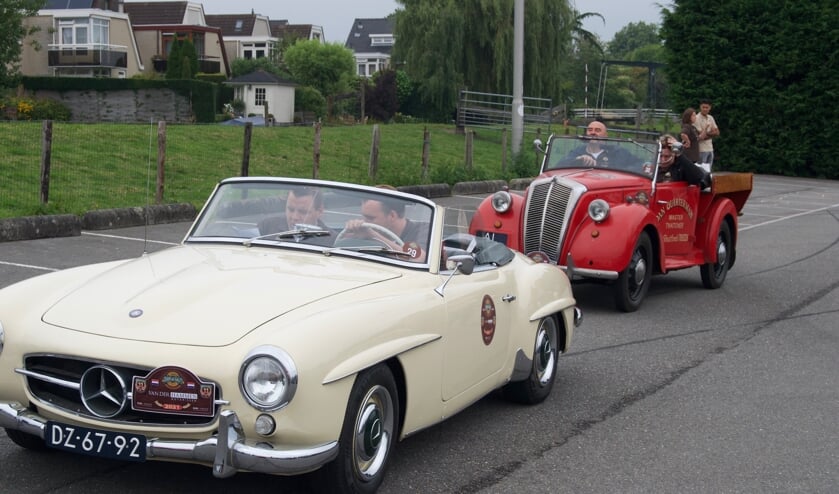 <p>Een rij unieke auto's zette zich zaterdag weer in beweging voor een tocht voor het goede doel.</p>