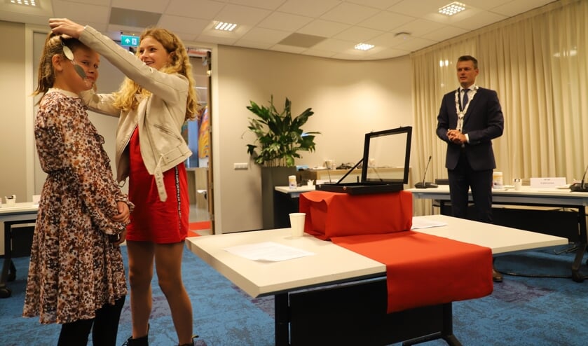 <p>Liva van Steensel hangt de nieuwe ambtsketen om bij haar opvolger Linn Boogaard. (foto en tekst: Erik van Leeuwen)</p>