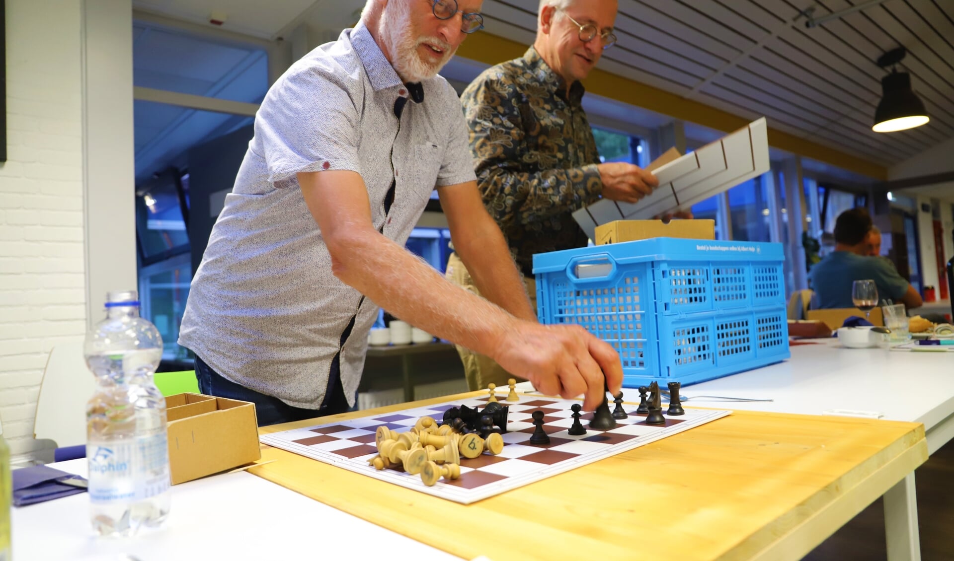 Ben Balm inspecteert de schaakstukken die maandenlang ongebruikt opgeslagen lagen. 