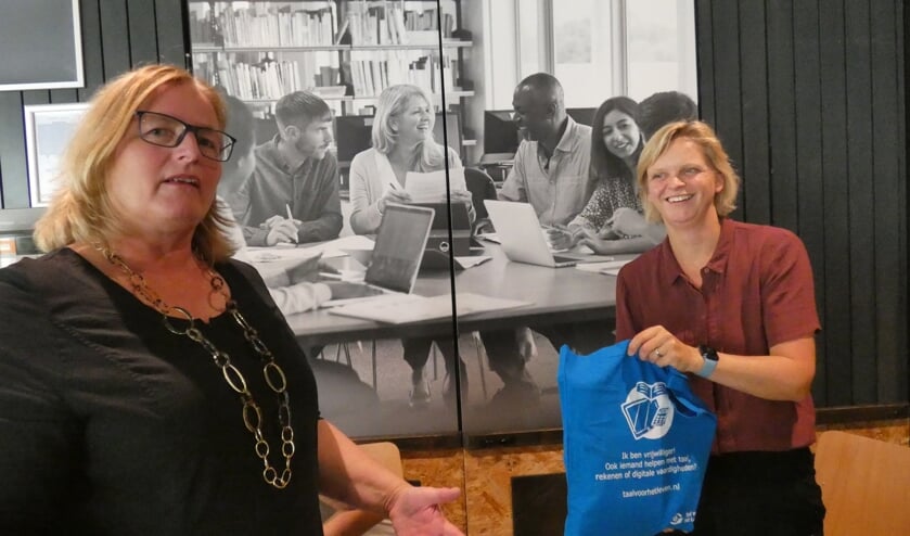 <p>Brigitte Leferink en Jessica Haket van Sagénn Educatie die ook informatie ontving.</p>