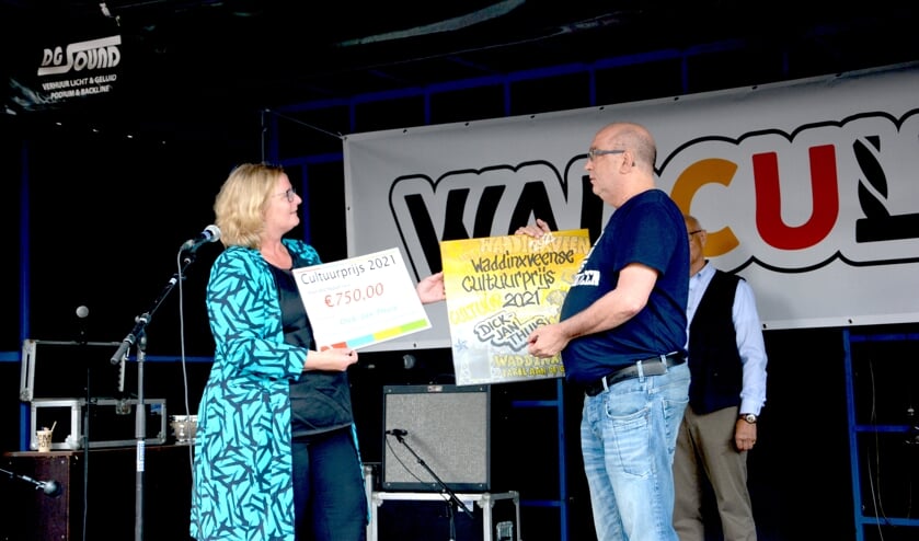 <p>Wethouder Brigitte Leferink reikte de Cultuurprijs 2021 uit aan Dick-Jan thuis. (Foto en tekst: Marlies de Baare)</p>