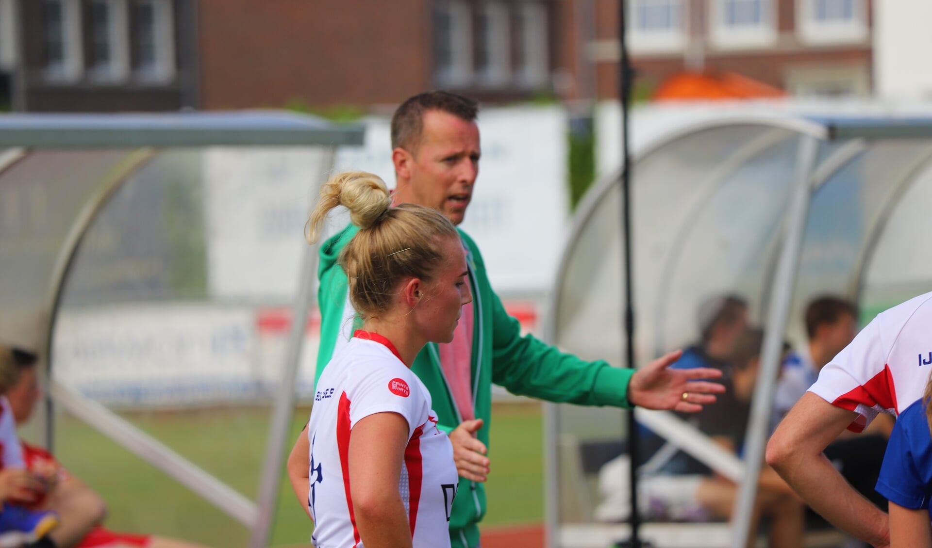 Roos van Vliet (goed voor vier punten) en trainer Berry Glissenaar. (tekst en foto: Erik van Leeuwen)