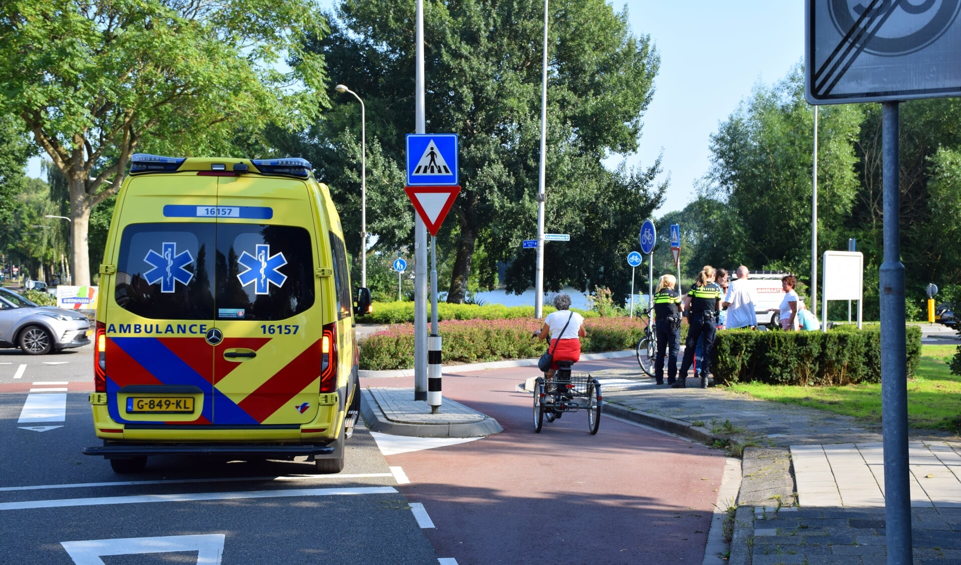 Vrijdagmiddag 3 september heeft een ongeval plaatsgevonden op de rotonde aan de Kerkweg-West in Waddinxveen. Een automobilist zag een fietser over het hoofd.