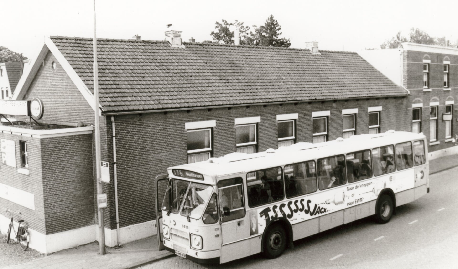 Een van foto's uit de beeldbank: bushalte 175 van Zuid West Nederland bij Hotel Vos in 1995.