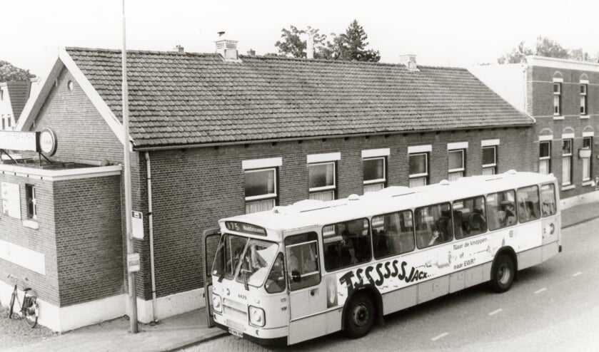 <p>Een van foto&#39;s uit de beeldbank: bushalte 175 van Zuid West Nederland bij Hotel Vos in 1995.</p>  
