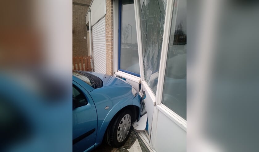 <p>Een betonnen rand ter begrenzing van de parkeerplaats kon de auto niet tegenhouden. (foto: pr) </p>
