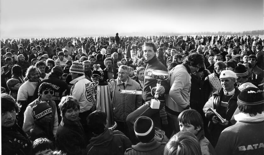 <p>De winnaar van 1985, Jos Niesten, met rechts Klaas Verweij (met witte muts) en links voorzitter Bram Veerman.</p>