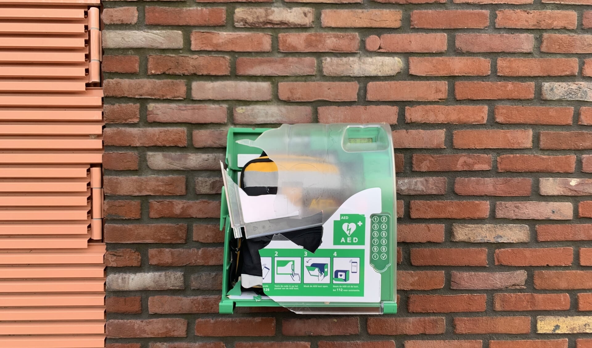 In Waddinxveen moest een kast waarin een AED opgeborgen zat aan de Sparrengaarde, het ontgelden. (foto AS Media)