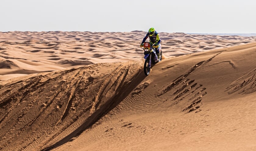 Bram van der Wouden in actie in de woestijn van Saoedi-Arabië. (tekst: Erik van Leeuwen; foto: Marcel Vermeij)  