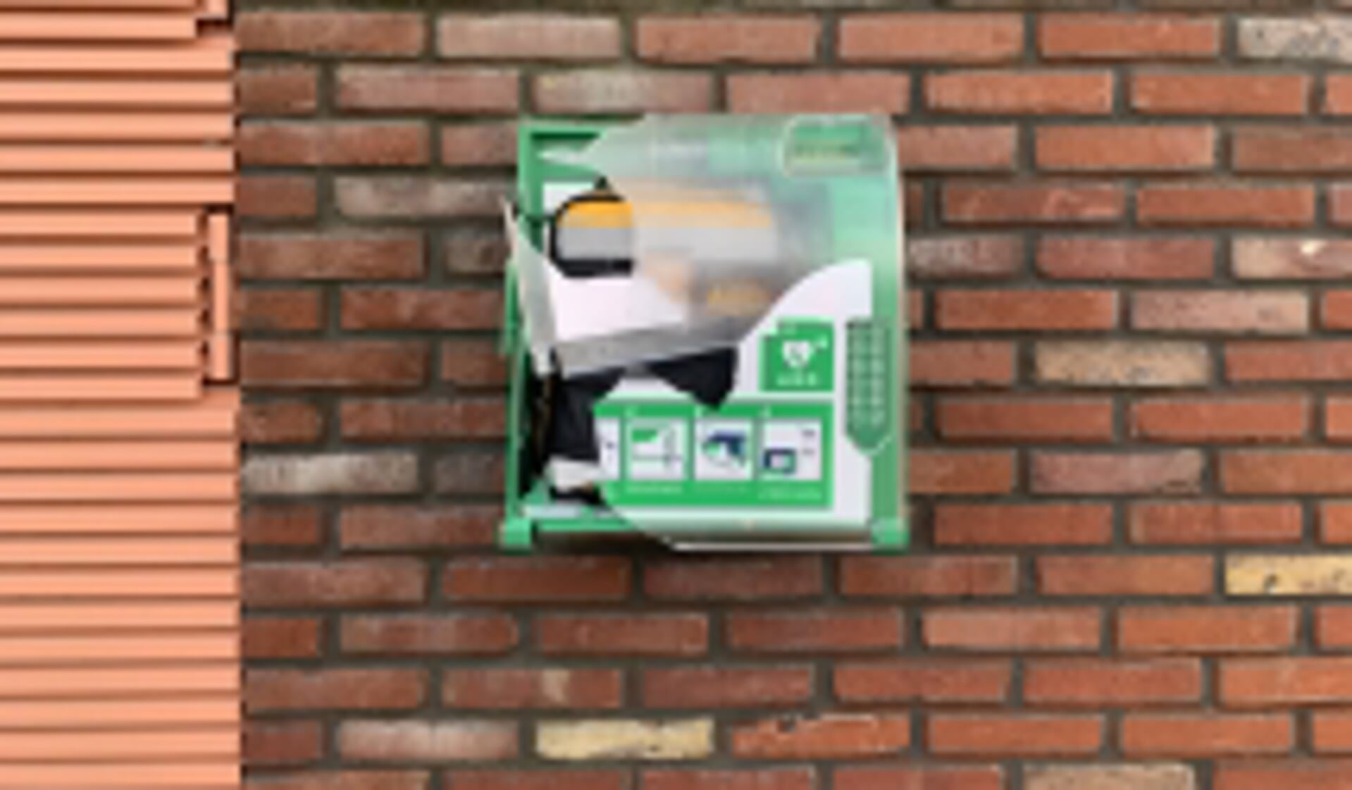Ook een AED-kastje aan de Sparrengaarde werd vernield tijdens de jaarwisseling. (archiefbeeld)