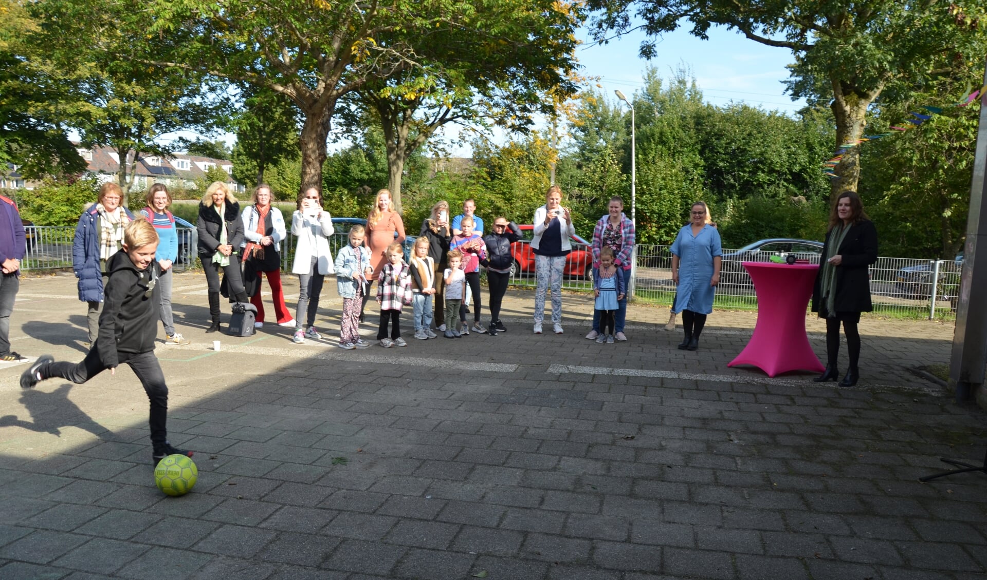 Kinderburgemeester Ruben Boekhout neemt bij het schoolgebouw aan de Wingerd de aftrap voor het project Steunouders. (tekst en foto: Nicole Lamers)