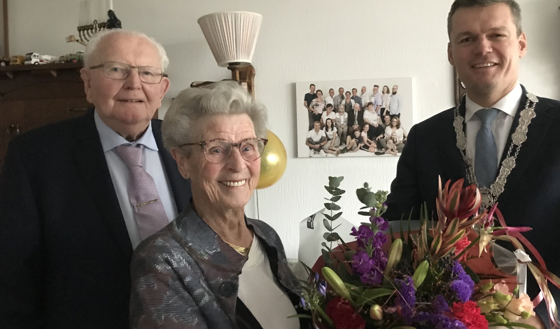 Echtpaar Van Nielen werd gefeliciteerd door burgemeester Van Nieuwenhuis. (tekst en foto: Annette van den Berg) 