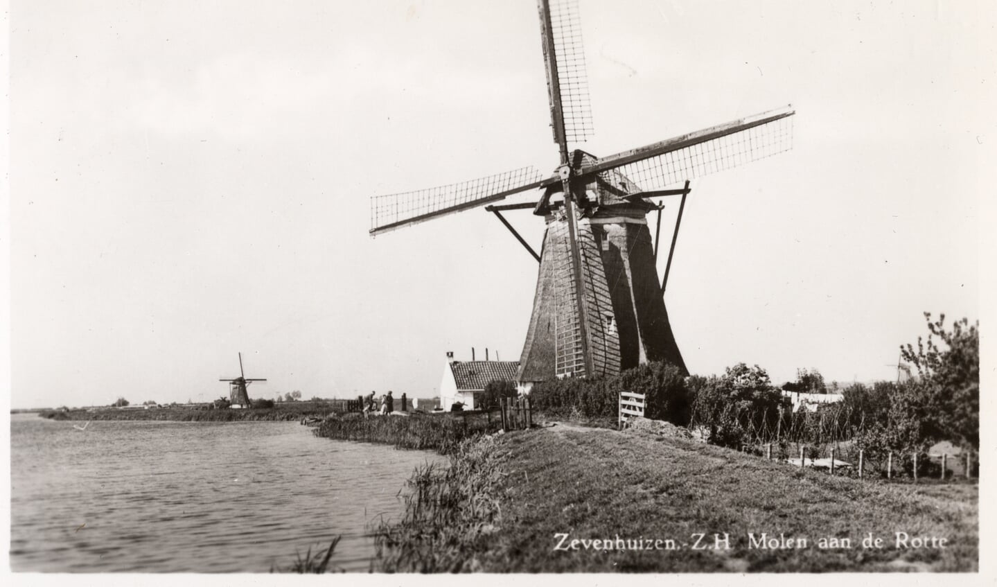 De wieken van de Bovenmolen van de Tweemanspolder staan in de rouwstand. Opname jaren 60. (foto: Oud Zevenhuizen/Moerkapelle)