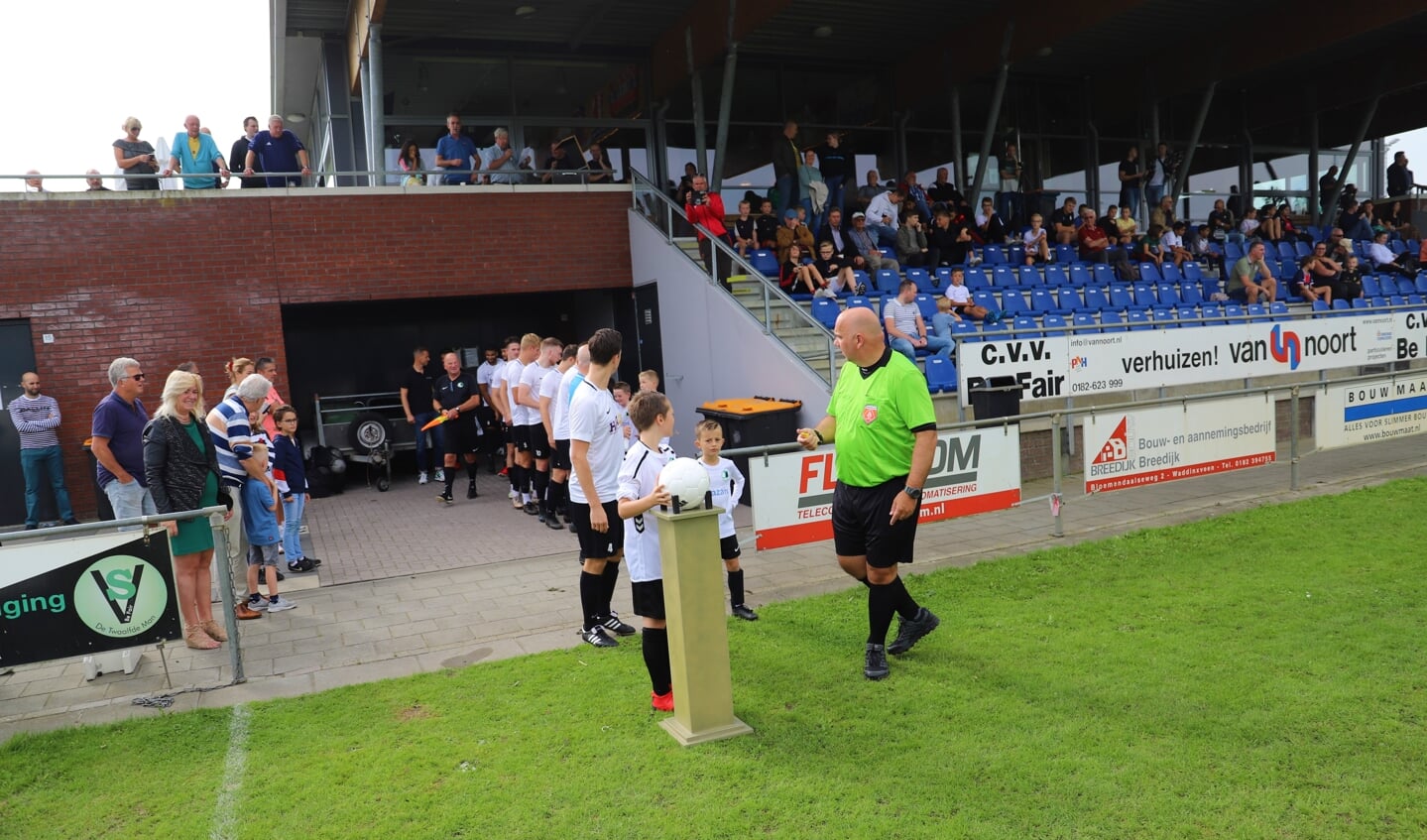 Een beeld dat voorlopig niet meer te zien is: de opkomst van de spelers van Be Fair 1 voor de fraaie tribune. (tekst en foto: Erik van Leeuwen)