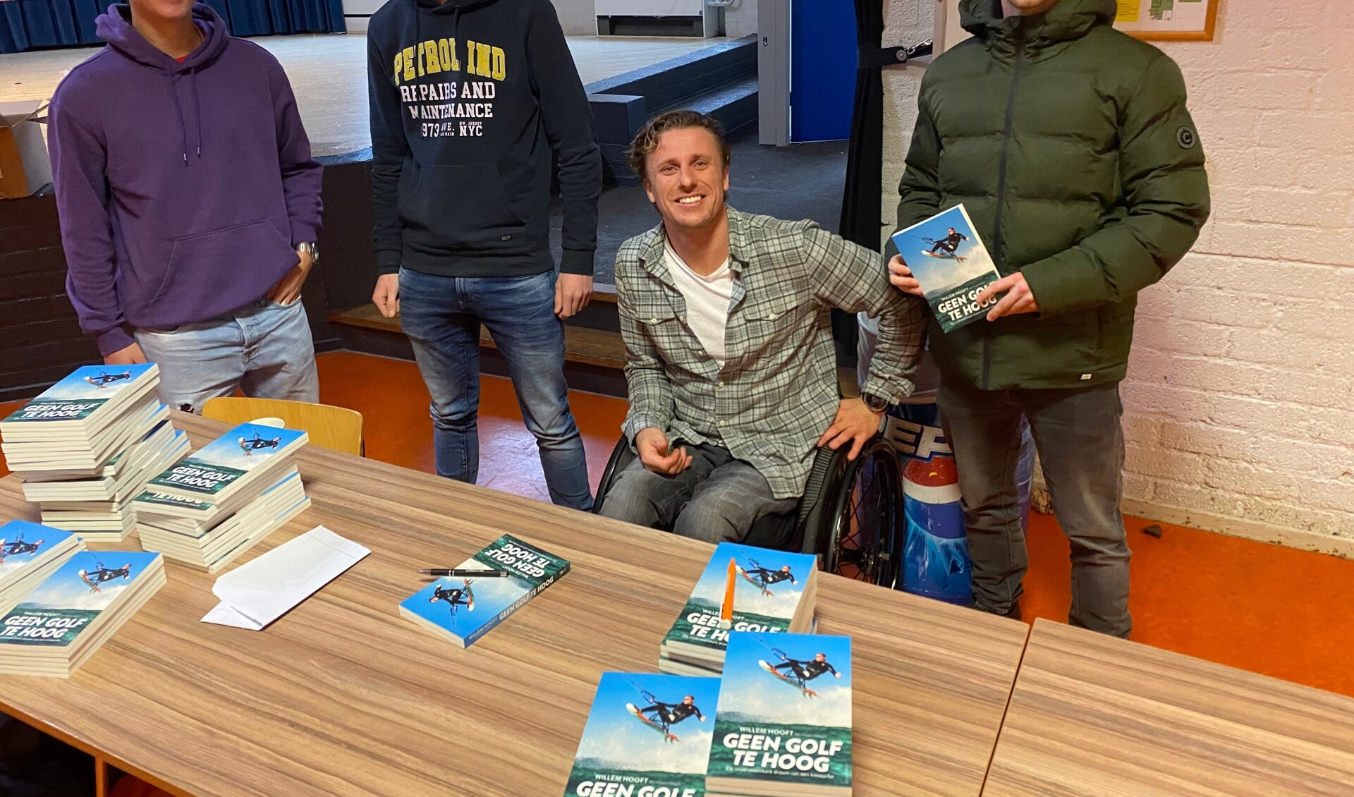 Nick, Jeremy en Jorn van 5 havo lieten hun boek signeren door Willem Hooft. (foto: CC en tekst: Nicole Lamers)