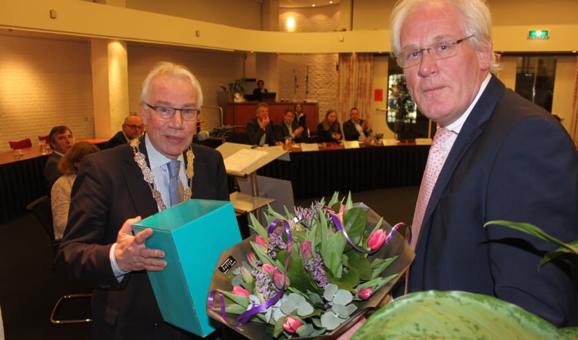<p>Herman Timmermans tijdens zijn afscheid als raadslid met wijlen oud-burgemeester Cremers. (archieffoto: Hart van Holland)</p>  