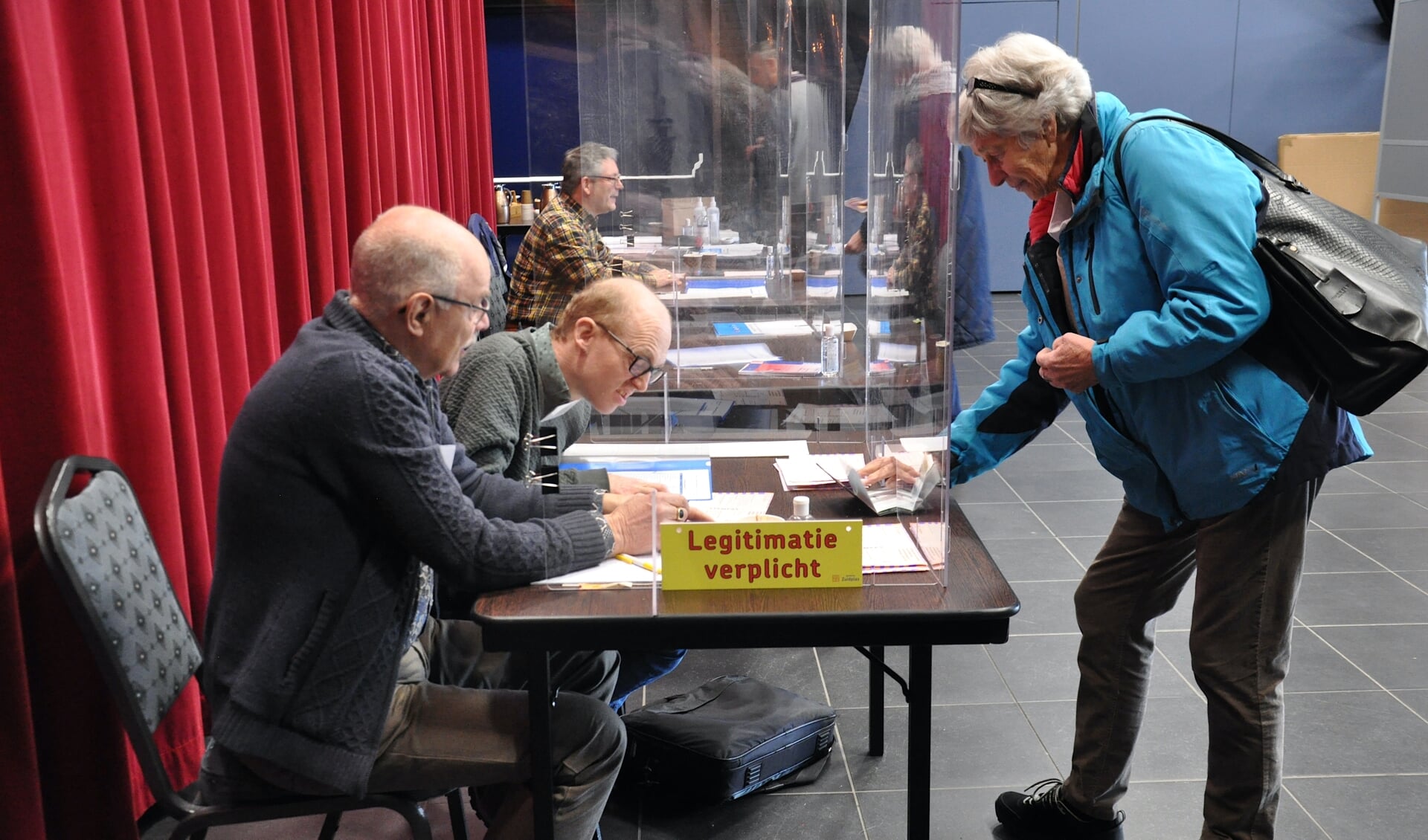 Ivo de Graad met Rens den Hollander aan het werk in het stembureau. (tekst: Erik van Leeuwen/foto: Judith Rikken)