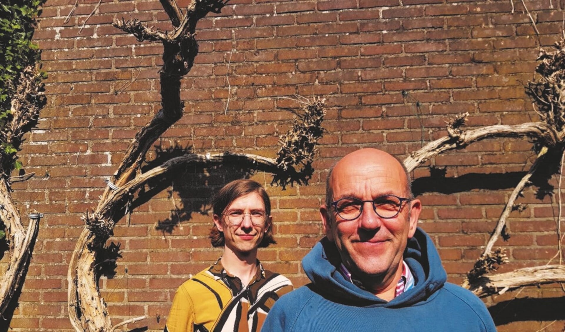 Dirk Overbeek (links) en Kees Posthumus updaten de werken van barmhartigheid.