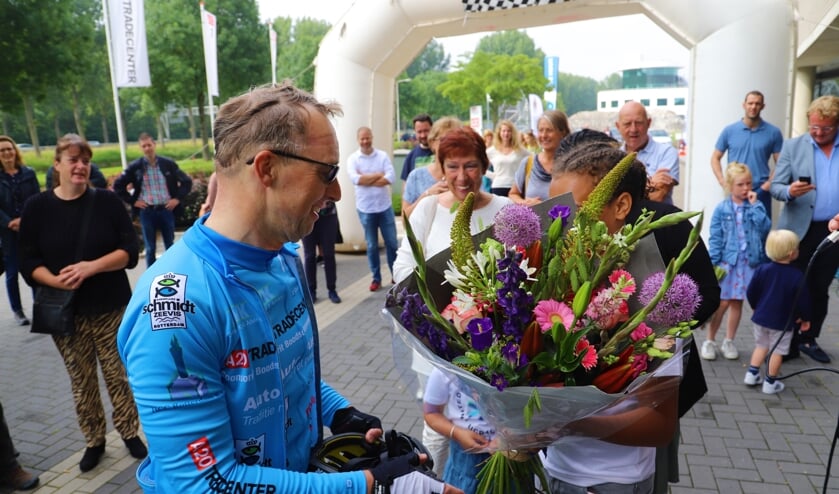 <p>Danny van Vliet vorig jaar nadat hij 24 uur en 577 kilometer lang op de fiets had gezeten. (foto: Erik van Leeuwen)</p>  